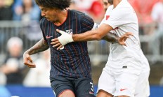 开云足球直播-临门一脚，球员神奇抢射破门