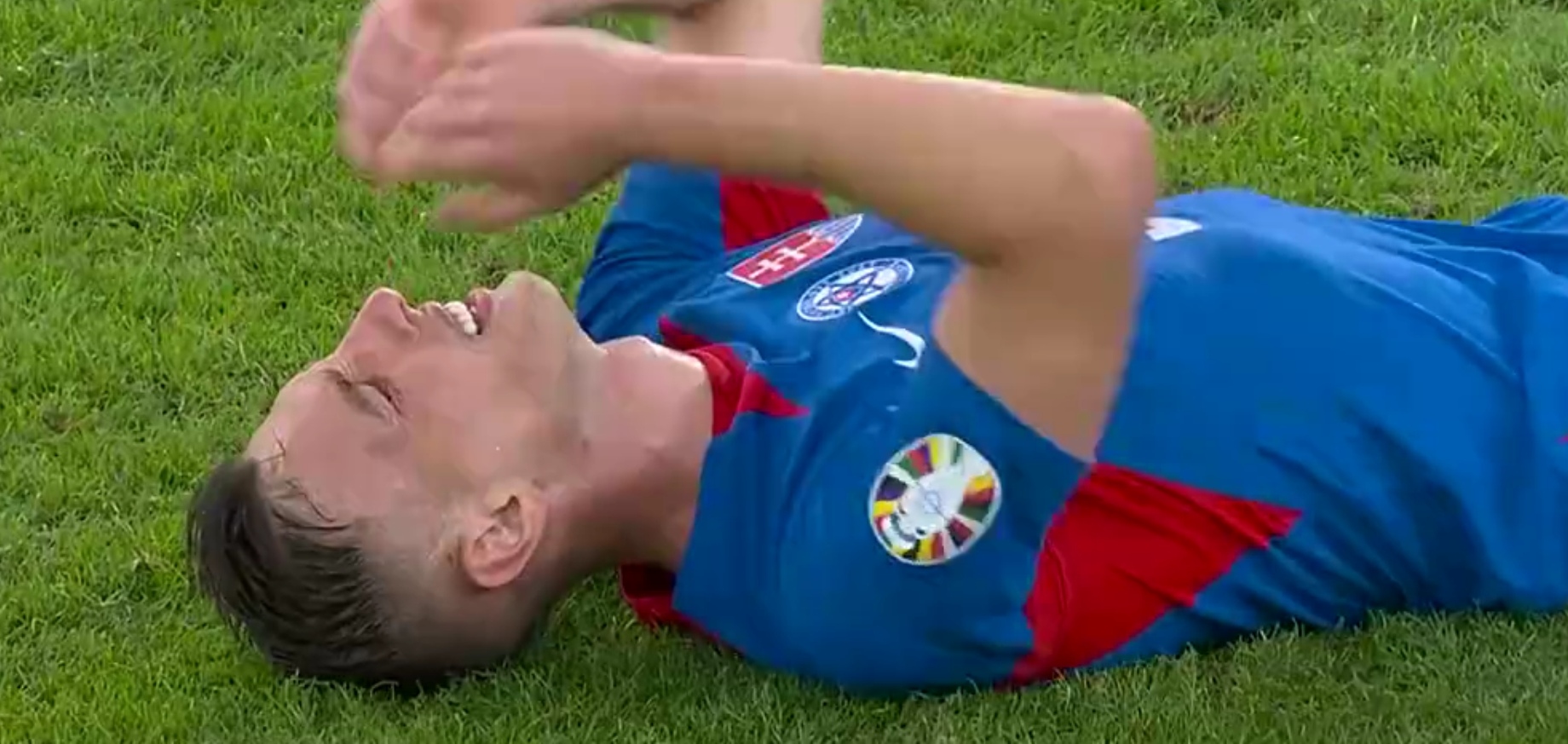 临门一脚，球员神奇抢射破门