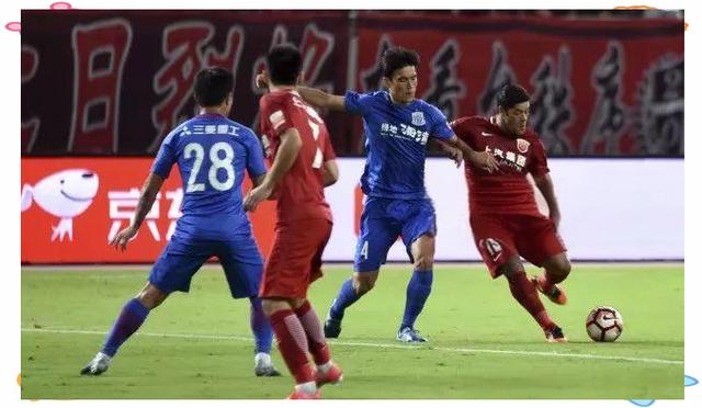 上海上港球队实力逐渐恢复,中超冲顶前景充满希望 上海上港球队实力逐渐恢复,中超冲顶前景充满希望
