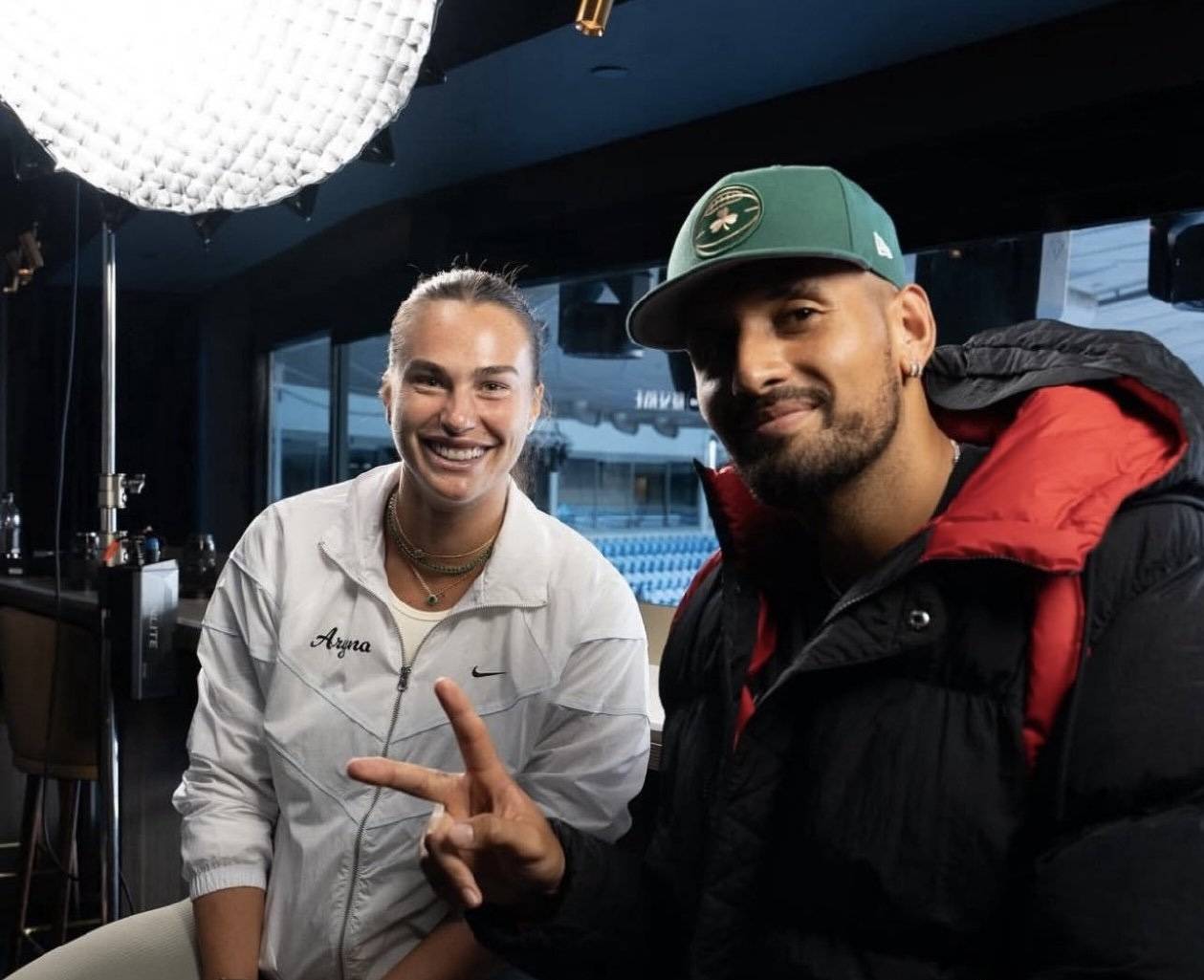 包含美国网球队险胜德国网球队，克耶高斯制霸全场的词条