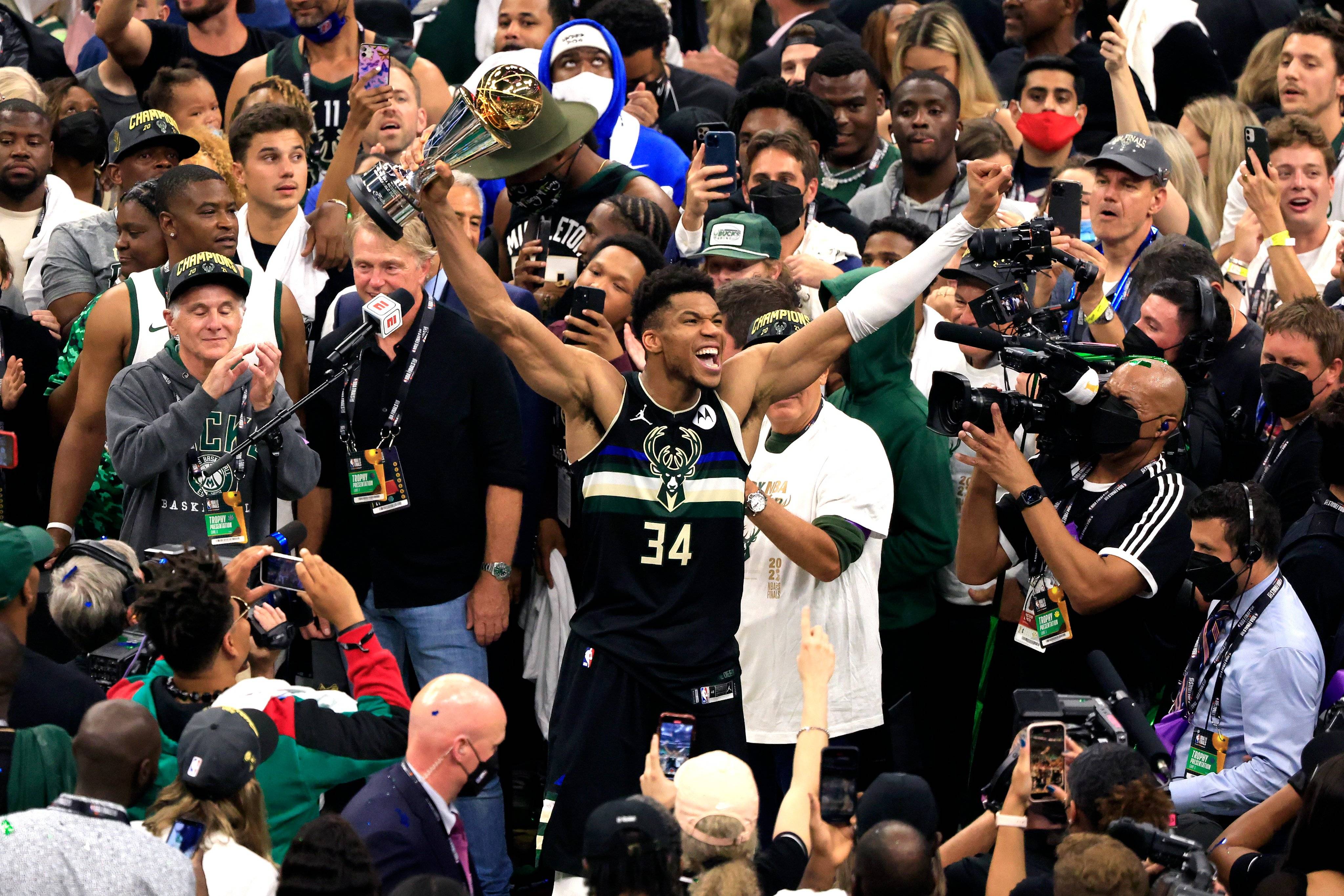 包含雄鹿B队翻盘爵士，哈里斯统治全场的词条