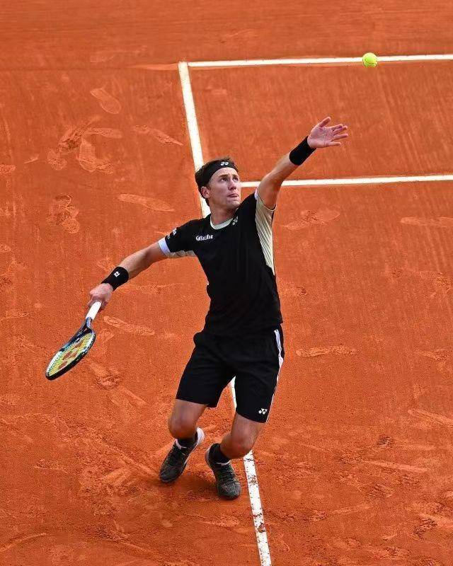 包含法国网球队逆转日本网球队，西西帕斯打破历史纪录的词条