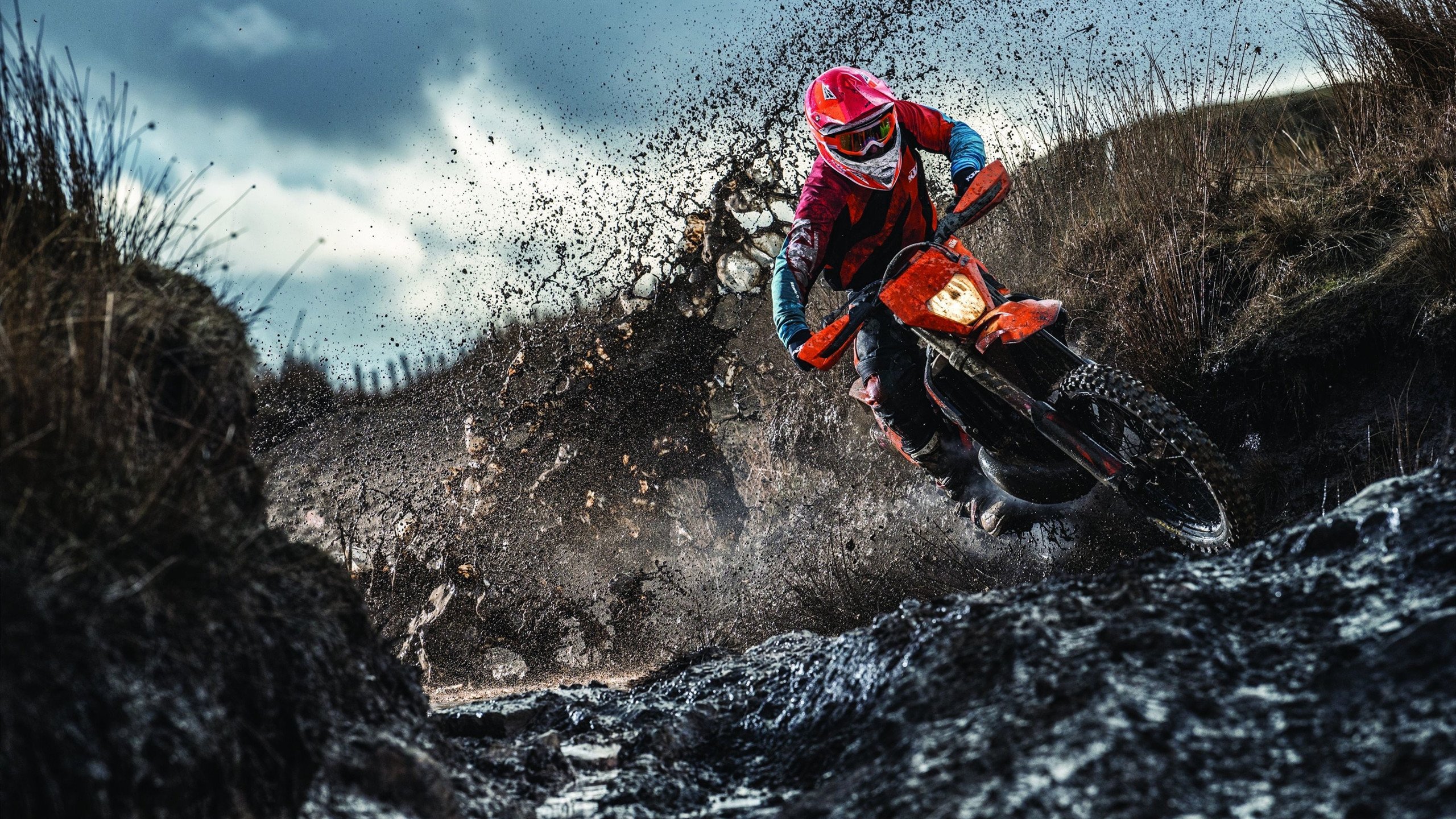 赛道上的心跳时刻,拉塞尔点燃赛场,梅赛德斯险胜迈凯伦