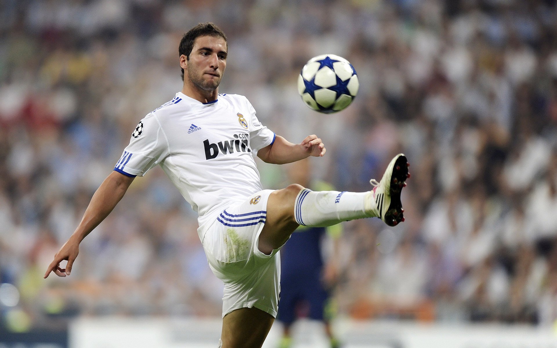 足球的奇幻一夜,比利亚雷亚尔狂胜塞内加尔?凯恩末节接管篮球赛?当体育新闻跨界混搭